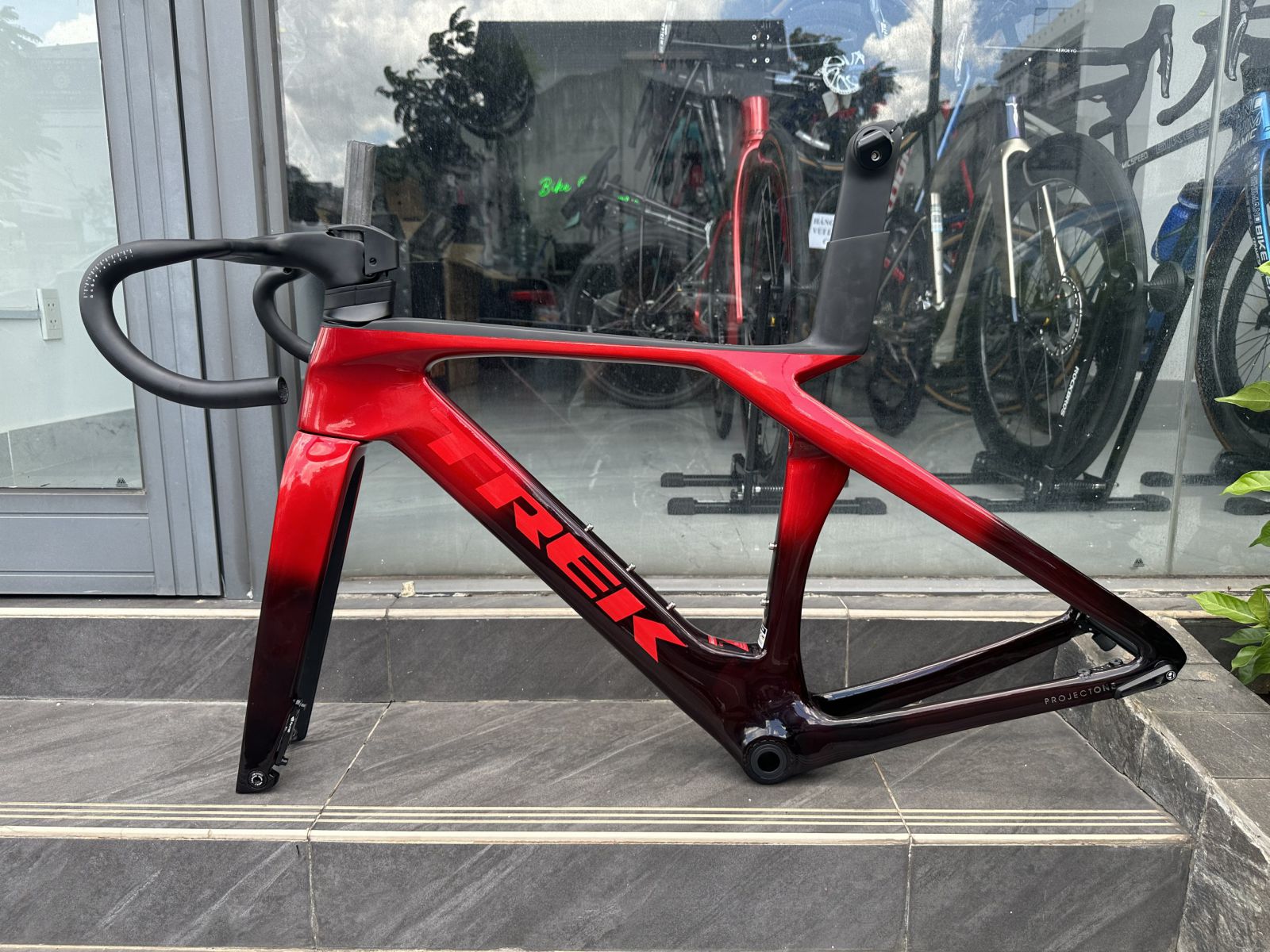 TREK MADONE GEN 7 ĐỎ PHỐI ĐEN