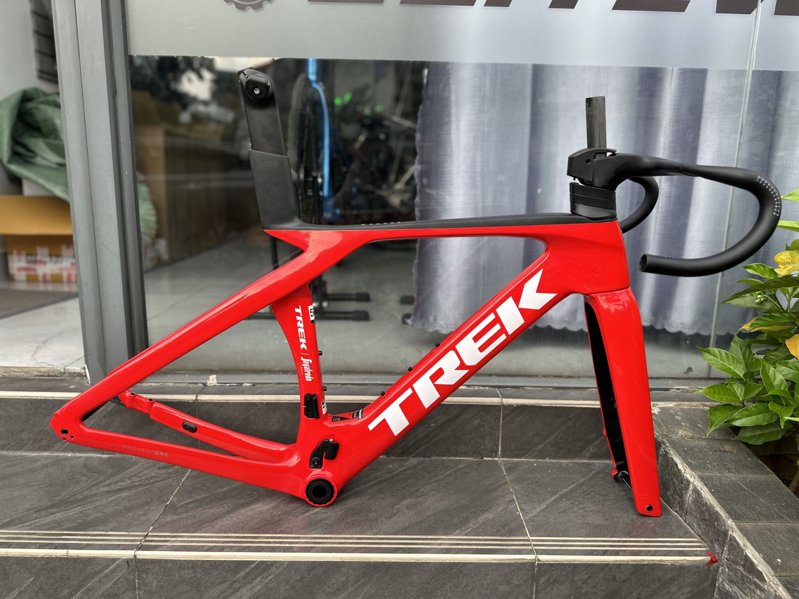 TREK MADONE GEN 7 ĐỎ LOGO TRẮNG